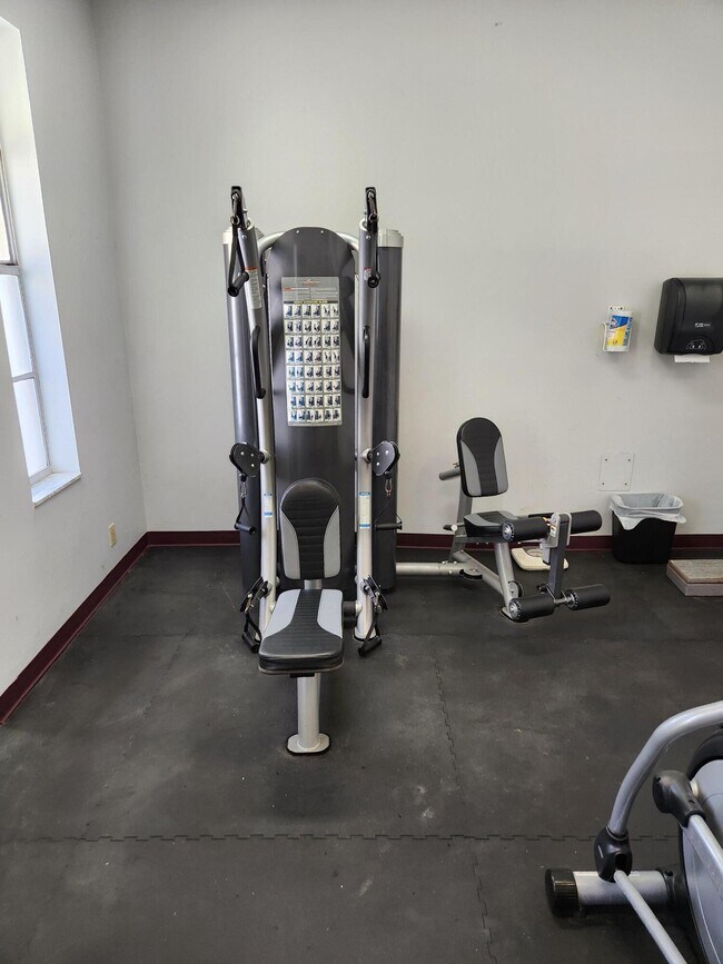 Building Photo - 600 Village Green Ct