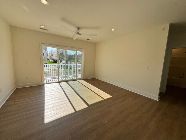 Building Photo - THE CROWN AT CORNESTONE