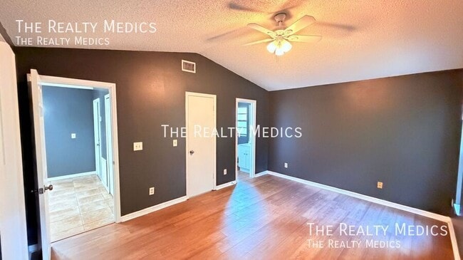 Building Photo - 104 E Osceola St