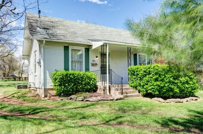 Building Photo - 2 bed 1 bath 792 sqft