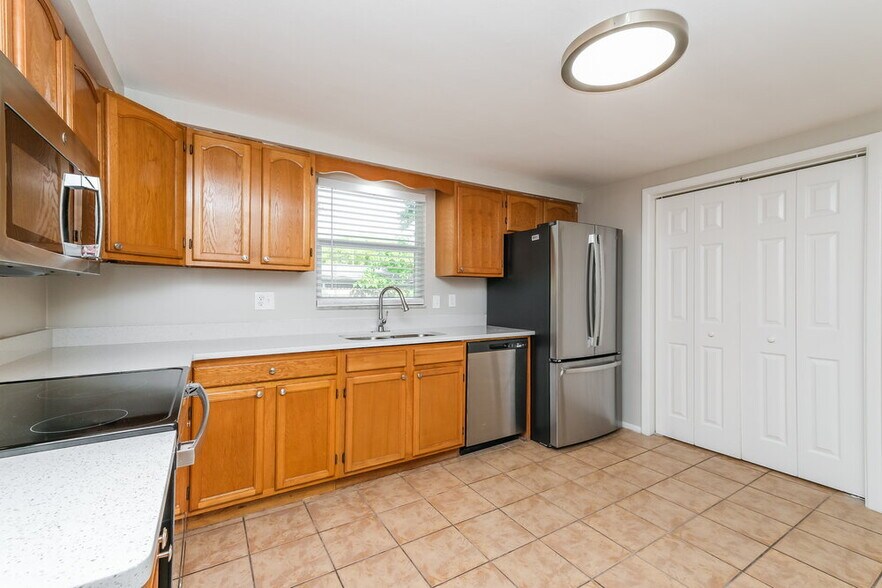 Building Photo - 10933 Felsdale Ave