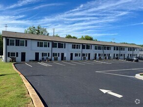 Building Photo - 2 Bed / 2.5 Bath Townhome Near Downtown La...