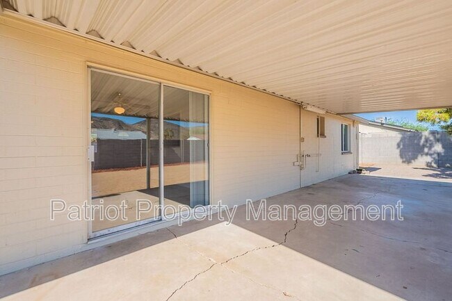 Building Photo - 1609 W Voltaire Ave