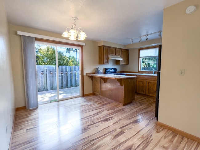 Building Photo - Spacious 3 Bedroom 1 Bath Ranch House  in Milwaukie! Washer and Dryer Included!