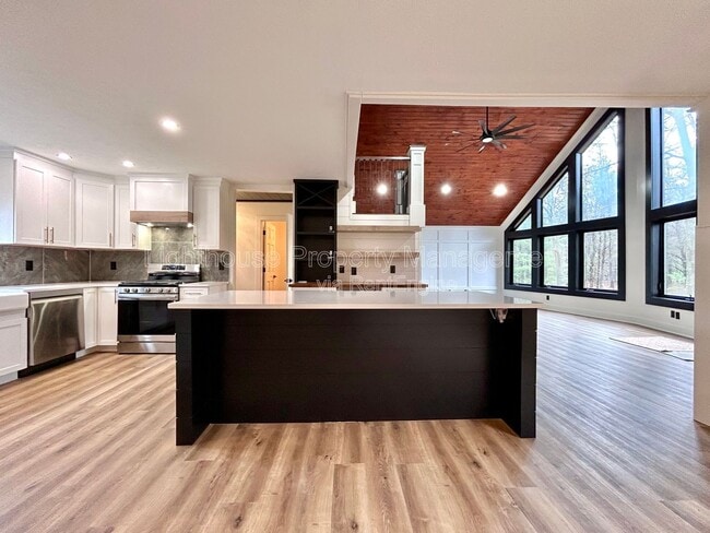 Building Photo - 1505 N Green Creek Rd