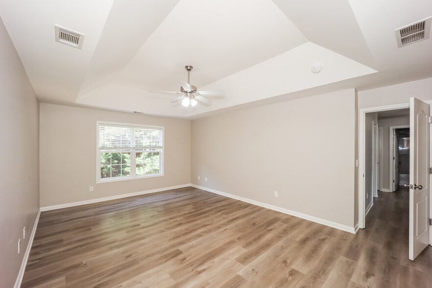 Building Photo - 323 Oakhaven Way