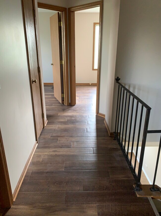 Building Photo - 735 Clearwood Ct