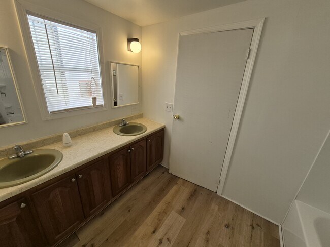 Building Photo - 526 Corwin St
