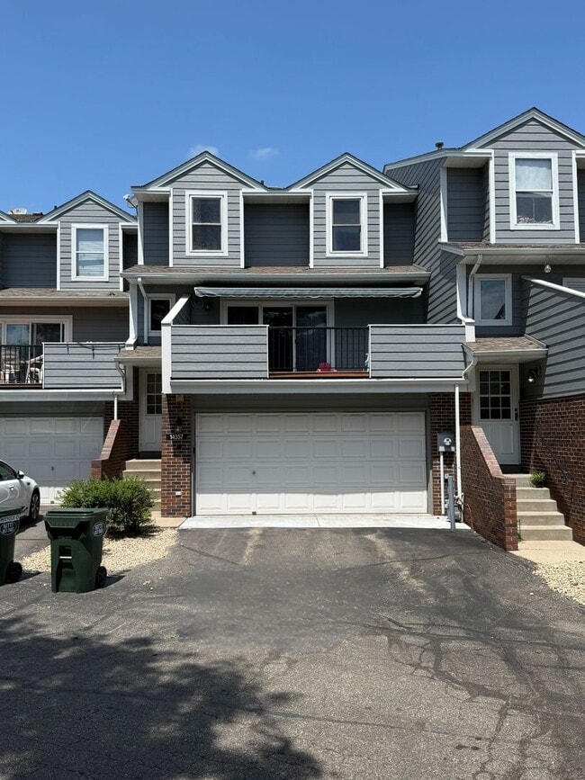 Primary Photo - Updated 2 Bed, 2.5 Bath Apple Valley Townh...