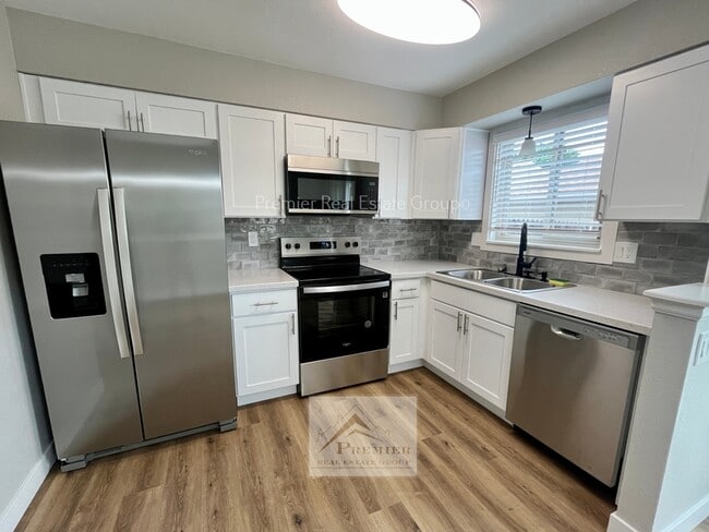 Building Photo - 8059 Lexington Park Dr