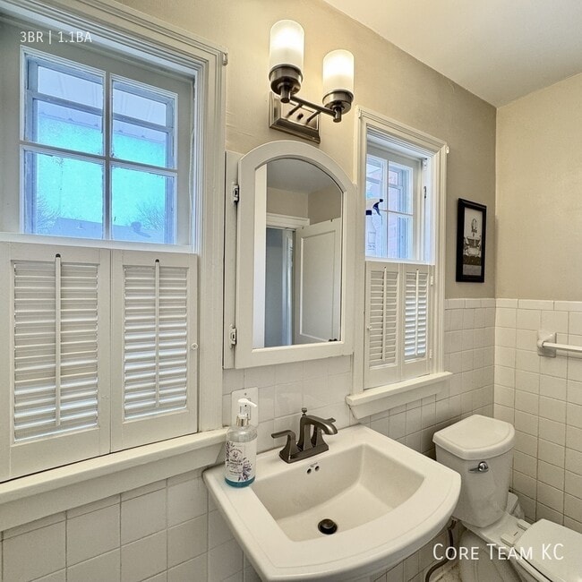 Building Photo - 411 W 60th Terrace