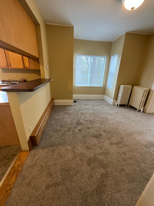 Building Photo - 1324 E 2nd St