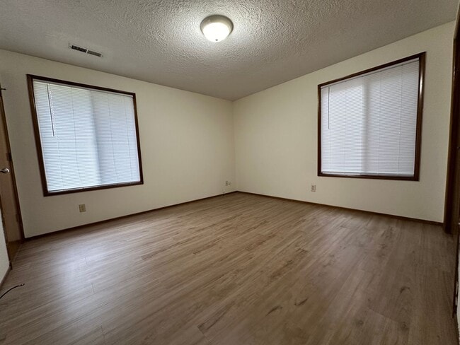Building Photo - Three Bedroom Home in South Salem