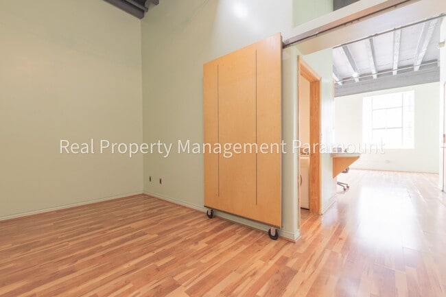 Building Photo - Beautiful One Bedroom Apartment in Downtown Los Angeles!