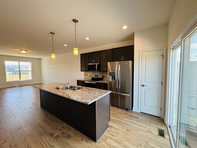 Building Photo - 3 Bedroom 2.5 Bath Townhouse