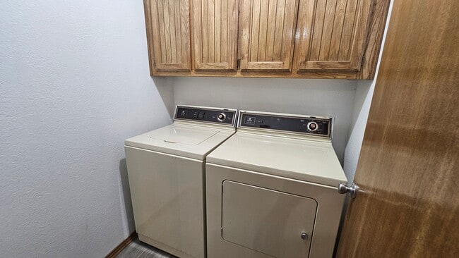 Building Photo - 1700 Kendolph Dr