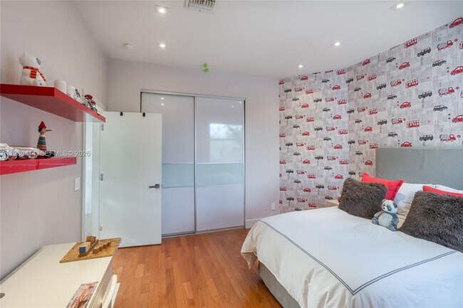 Building Photo - 1651 NE 196th St