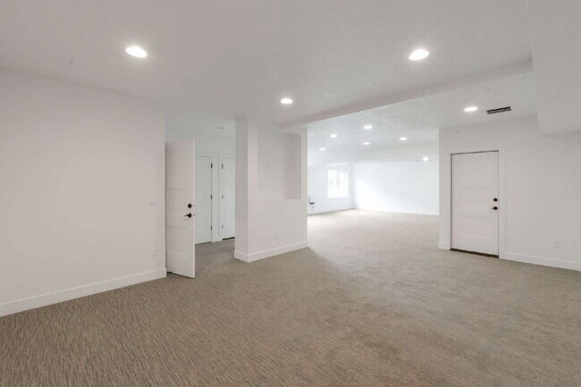Building Photo - Traverse Mountain | SPACIOUS LIVING | 6 BED 4 BATH SINGLE FAMLY HOME