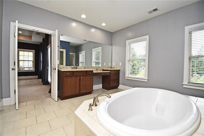 Building Photo - 2625 Hickory Hill Dr