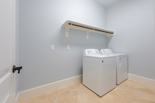 Building Photo - 12955 Lake Parc Bend Drive