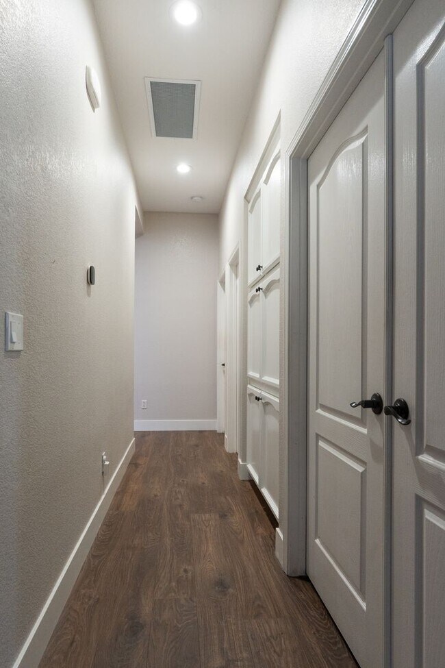 Building Photo - Stunning 3 Bedroom 2 Bath Home