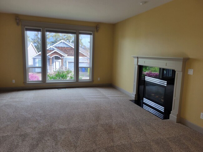 Building Photo - Immaculate 5 Bedroom West Salem Home With a View