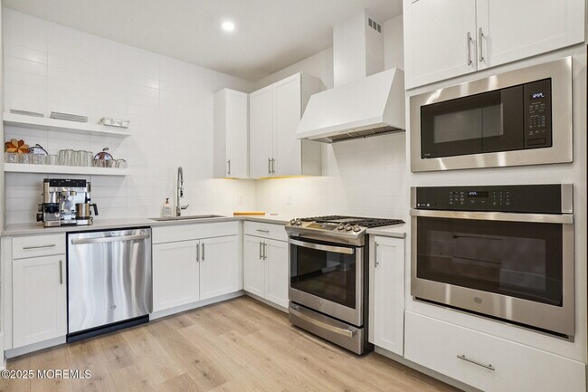 Building Photo - 218 3rd Ave
