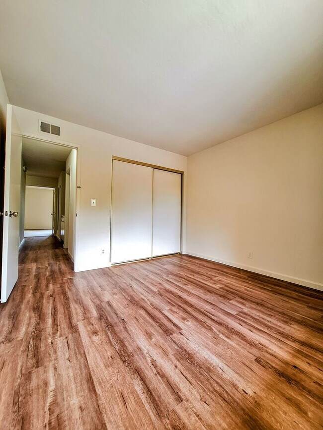 Building Photo - Spacious 4bd Tri-Level Home w/Central Heat...