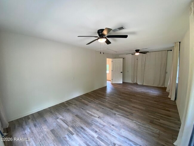 Building Photo - 9922 N Parkview Dr