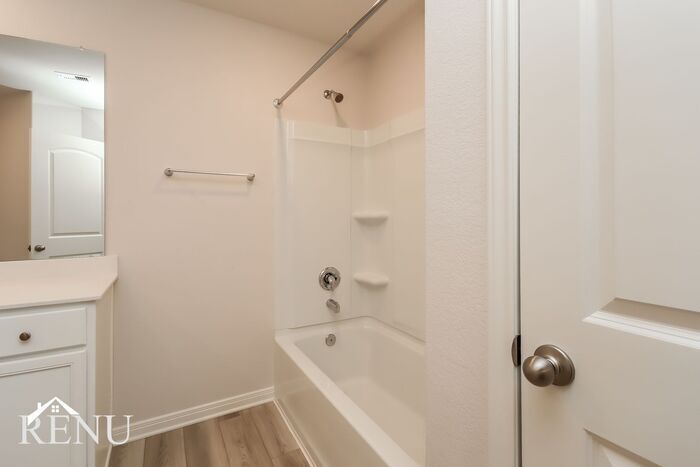 Building Photo - 10446 Sweetwater Creek Dr