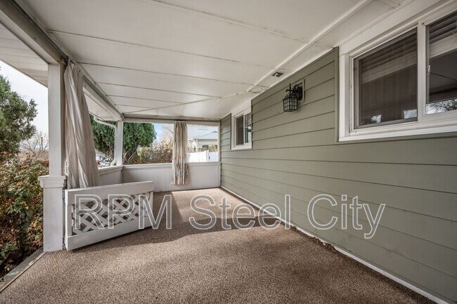 Building Photo - 903 W 15th St