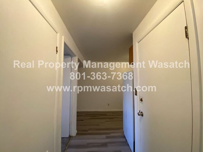 Building Photo - 448 Penney Ave S