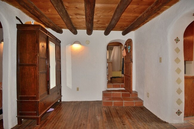 Building Photo - 142 Duran St