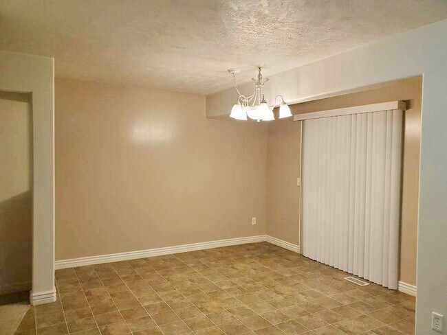 Building Photo - 2-3 Bd 2.5 Bath Townhome in Draper