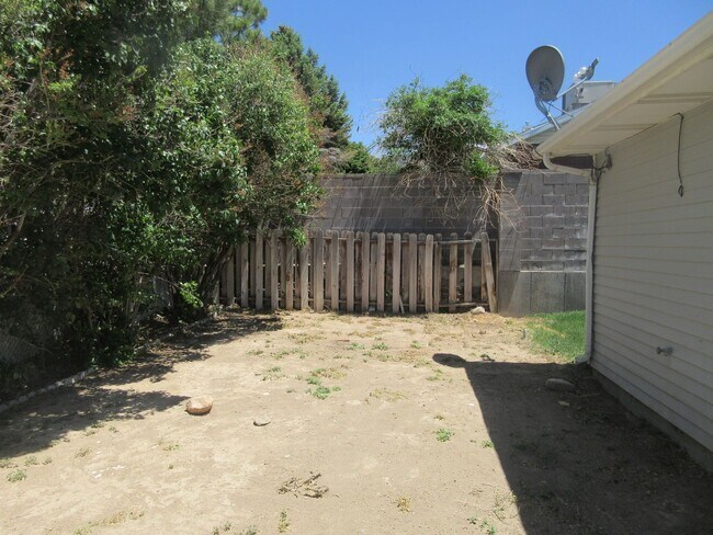 Building Photo - **Move-In Bonus!** 3 bed, 2 bath Twin Home