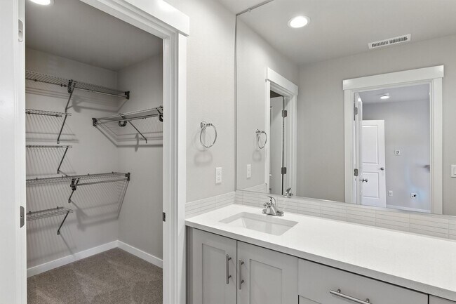 Building Photo - Brand New Townhome in Pleasant Valley Vill...
