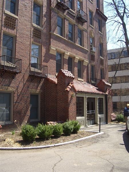 Building Photo - 715 S Forest Ave