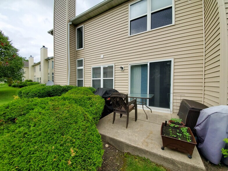 Patio and back of townhouse - 344 S Lancelot Ln