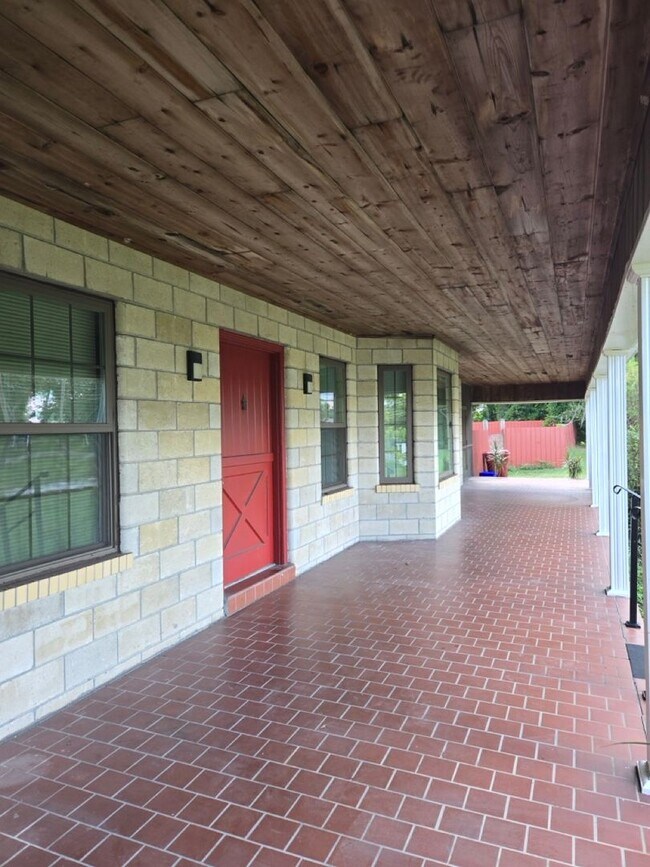 Building Photo - Charming Single Family Home with Beautiful...