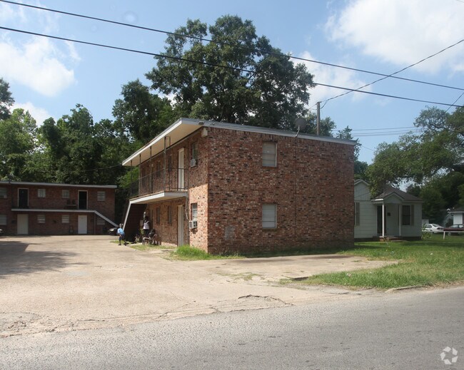 Primary Photo - 2850 Iroquois St
