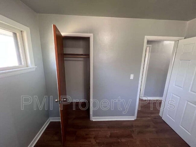 Building Photo - 5650 N 61st St