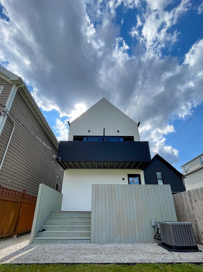 Building Photo - 2129 N Kimball Ave