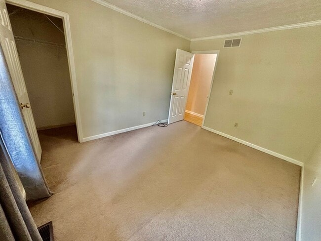 Building Photo - Move in now and pay NO RENT for the rest o...