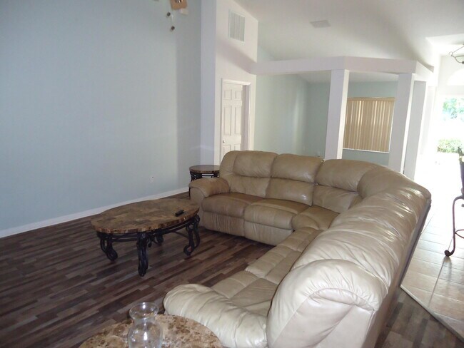 Building Photo - 5824 NW Zenith Dr
