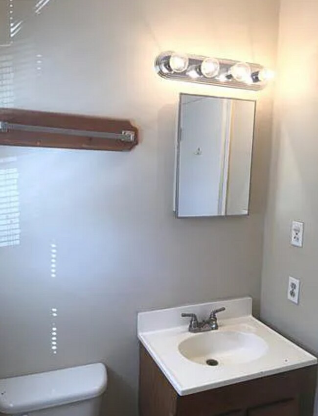 Building Photo - Charming, Spacious, renovated 2 Bedroom Units in a GREAT location!