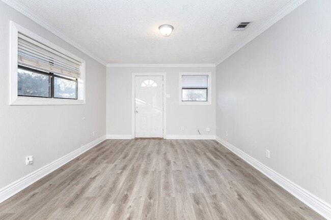 Building Photo - Cute Home with Fenced in back yard!