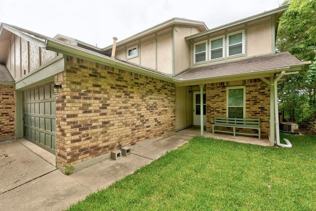 Building Photo - 1928 Holly Hill Dr