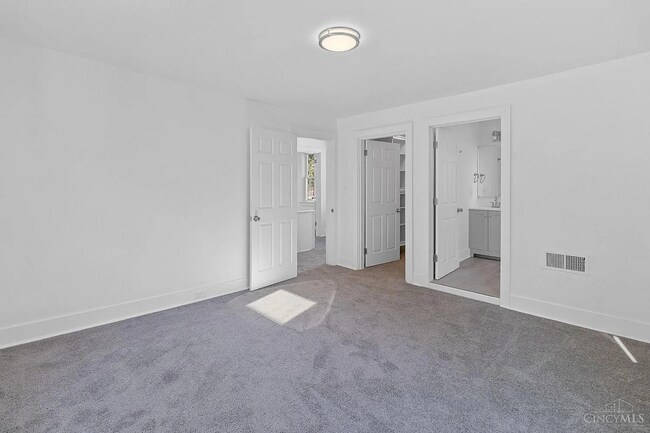 Building Photo - Newly renovated! Available August 1st 2027