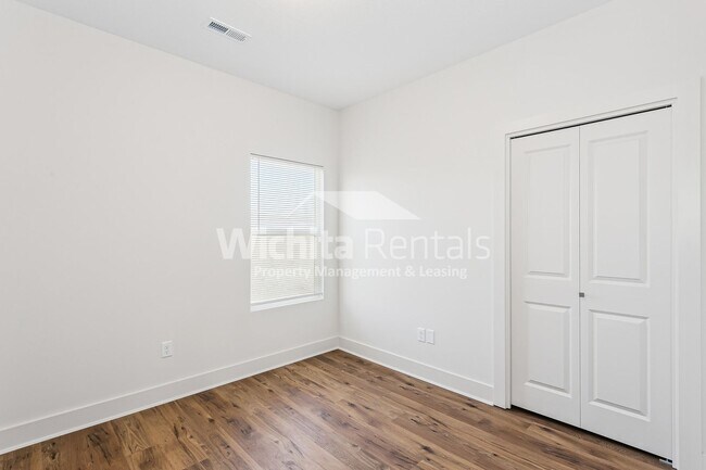 Building Photo - 1861-1861 S Hickory Creek Ct