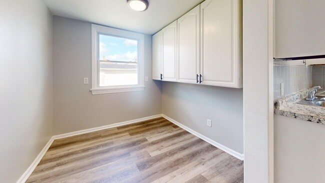 Building Photo - Fulton/W.58th neighborhood; 3 bedroom/2bat...